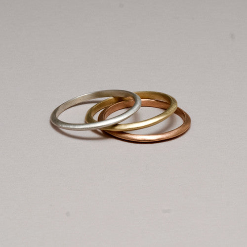 Slim band that rises to a center peak that travels around the exterior 